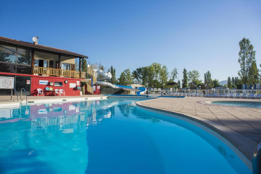 - une piscine dans un complexe avec toboggan dans l'établissement Les bords du Rhône, à Condrieu