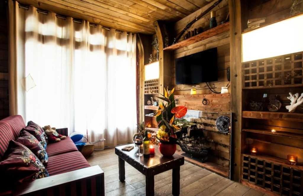un salon avec un canapé et une télévision dans l'établissement Camping 4 étoiles - Piscine - ccagieh, au Cap d'Agde 12 autres photos