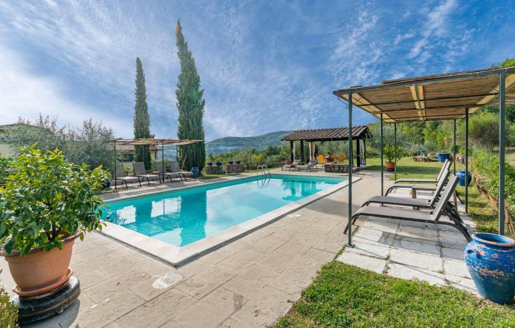 - une piscine dans une cour avec un pavillon dans l'établissement Podere La Casina, à Poppi