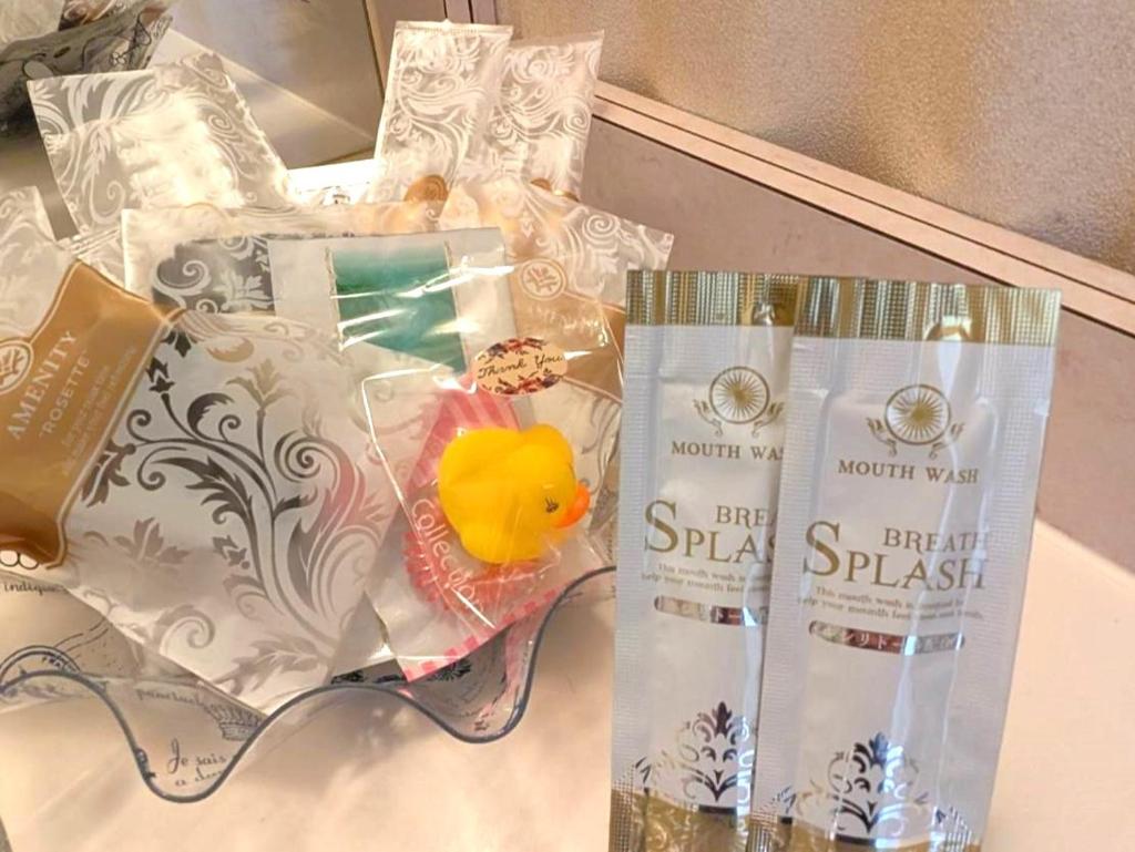 deux sacs de produits contenant un canard en caoutchouc dans l'établissement Hotel Sha A Nai Yan (Adult Only), à Kishiwada