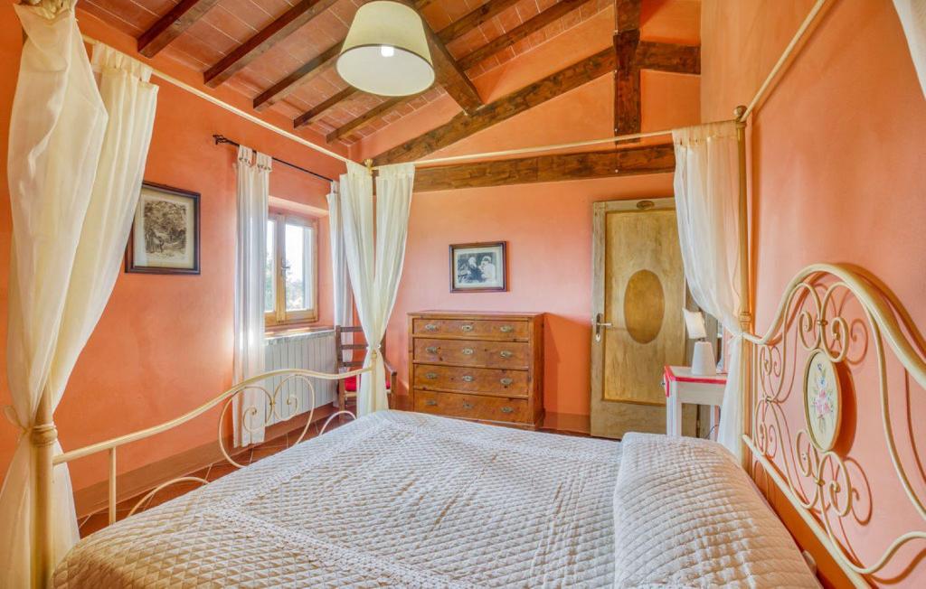 - une chambre avec un lit dans une chambre orange dans l'établissement Podere La Casina, à Poppi
