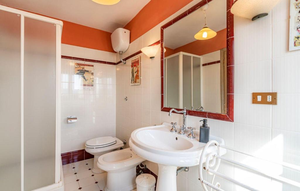 une salle de bain avec un lavabo et des toilettes dans l'établissement Podere La Casina, à Poppi 39 autres photos