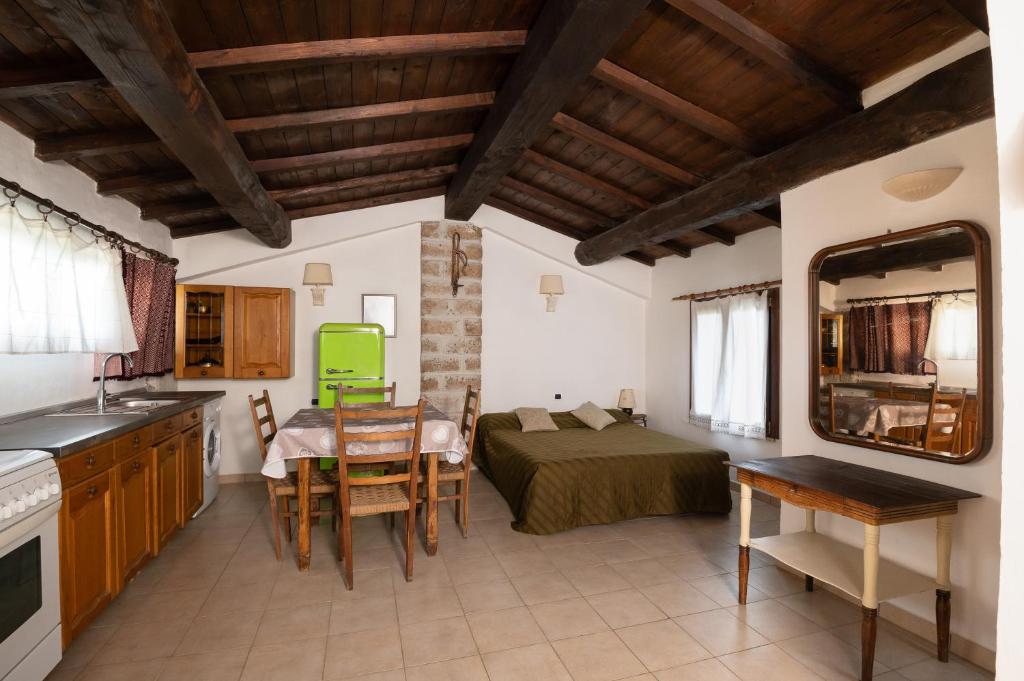 une cuisine et une chambre avec un lit et une table dans l'établissement Villa immersed in green Isola dei Cavalli, à Quadroni