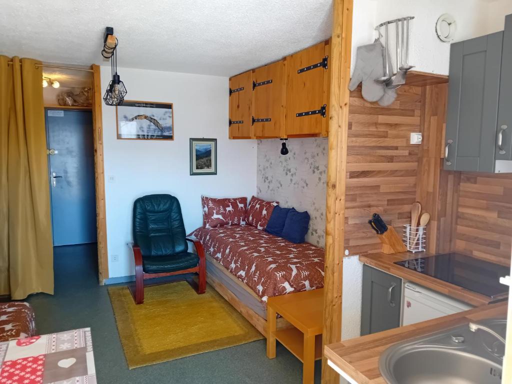 Cette petite chambre comprend un lit et une cuisine. dans l'établissement Ski1600 - GrandMassif, à Samoëns