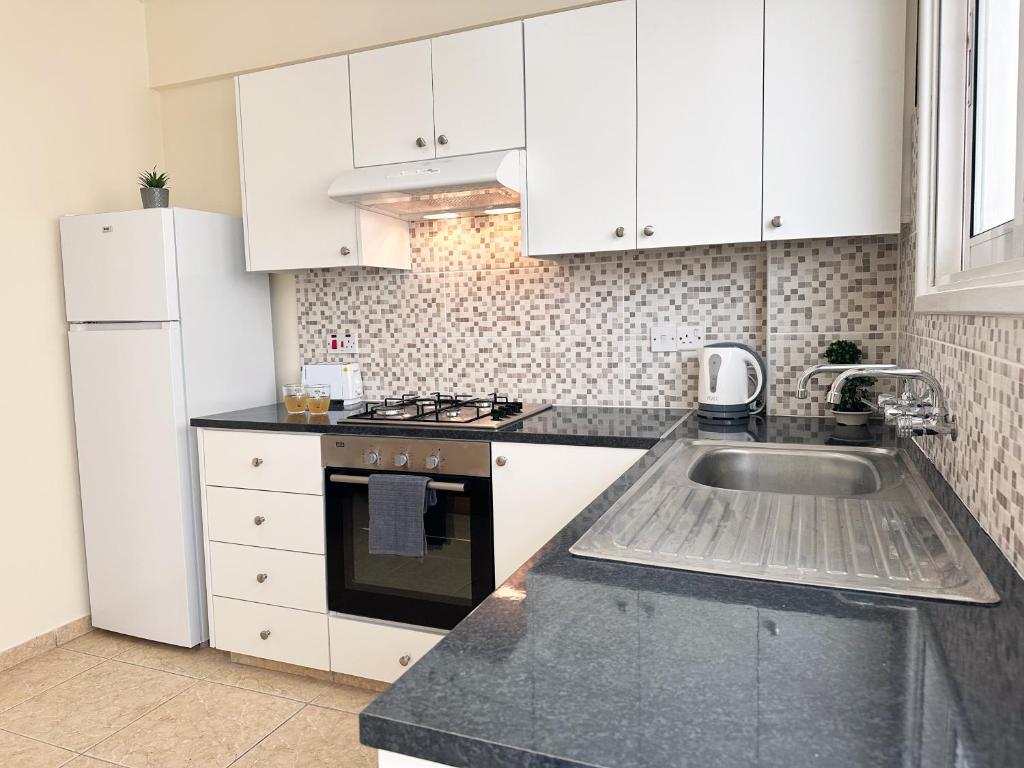 Serenity Sunset Holiday Apt - Larnaca 5