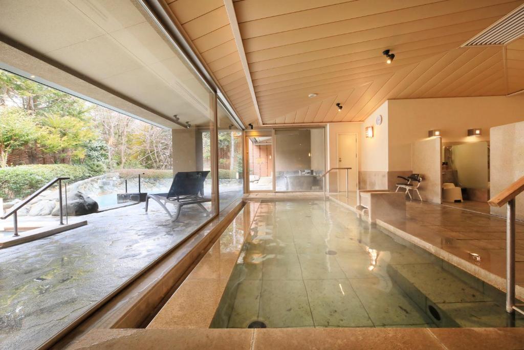 une piscine intérieure au milieu d'une maison dans l'établissement Hakone Hisui, à Hakone