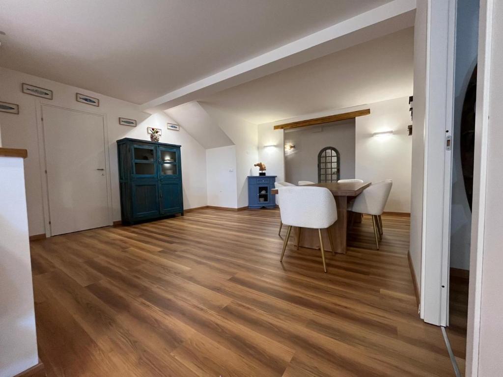 un salon avec une table et des chaises blanches dans l'établissement Incanto Chic Appartamento in Villa, à Sacrofano