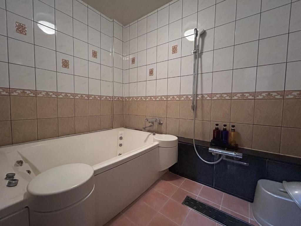 une salle de bain avec une baignoire, des toilettes et un lavabo dans l'établissement ホテル オアシス, à Fukaya 16 autres photos