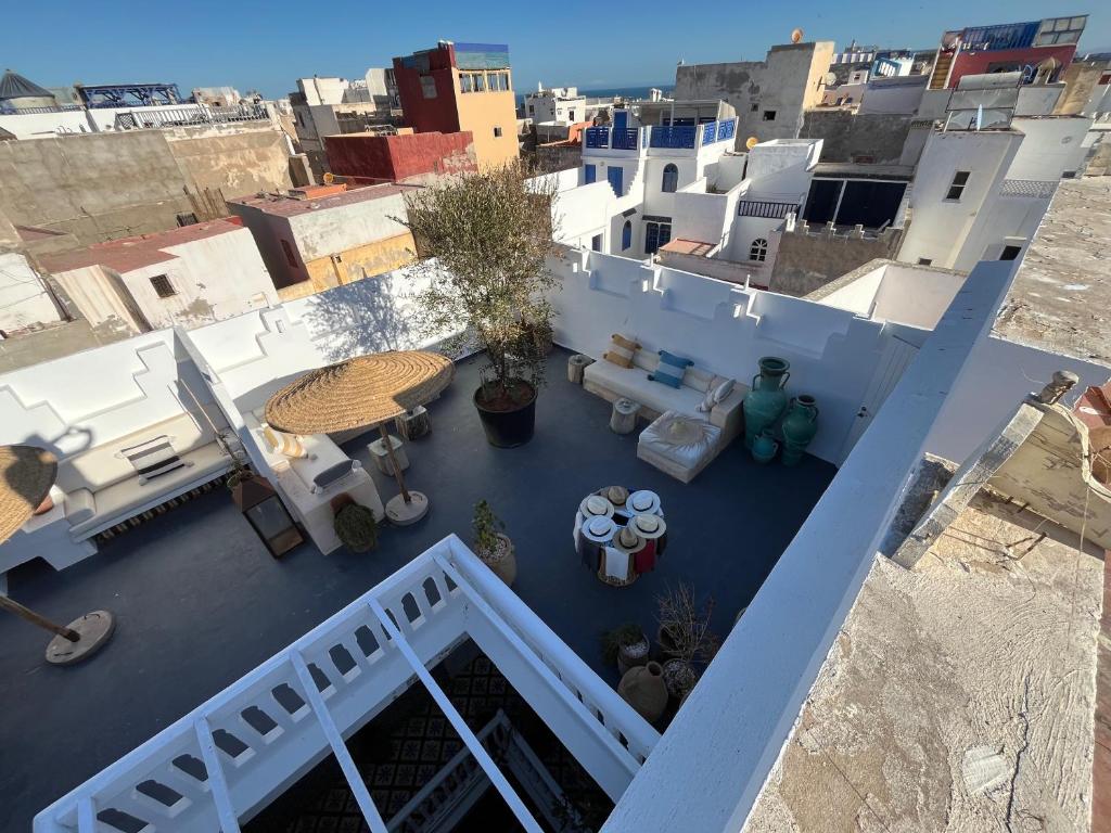 - une vue aérienne sur le balcon d'une maison dans l'établissement Riad MALAÏKA, à Essaouira