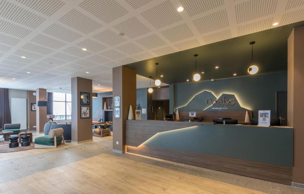 un hall d'entrée avec un bureau de réception dans un immeuble dans l'établissement Résidence Odalys L'Ecrin de Vars, à Vars