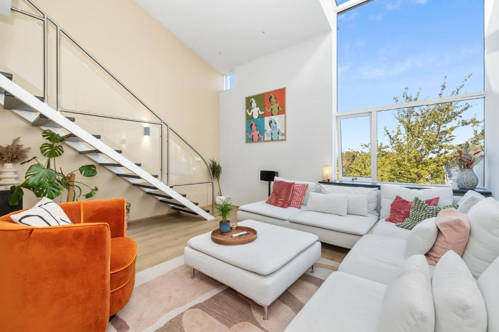 Spacious 2 story downtown apartment 7