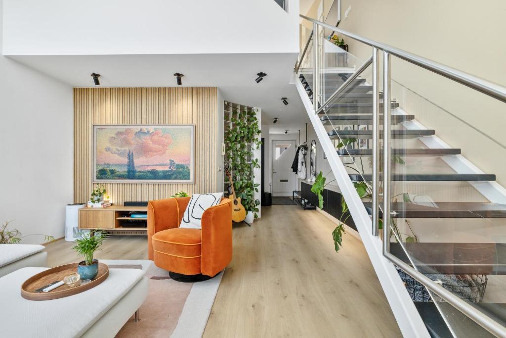 Spacious 2 story downtown apartment 2