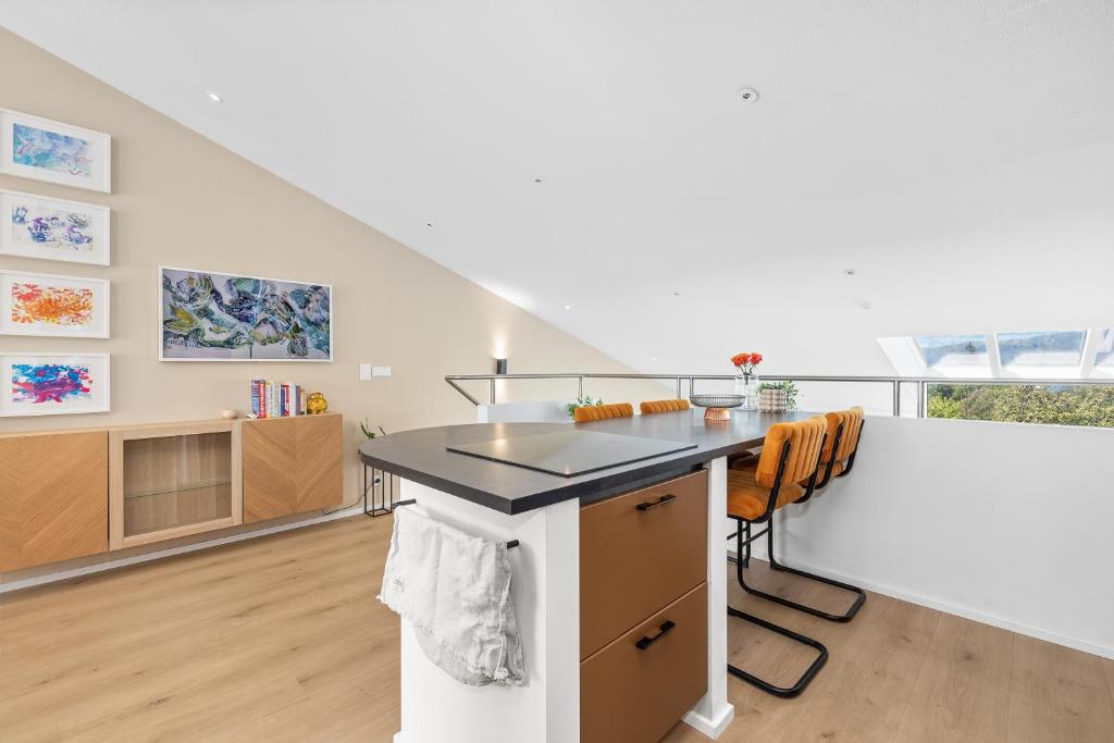 Spacious 2 story downtown apartment 5