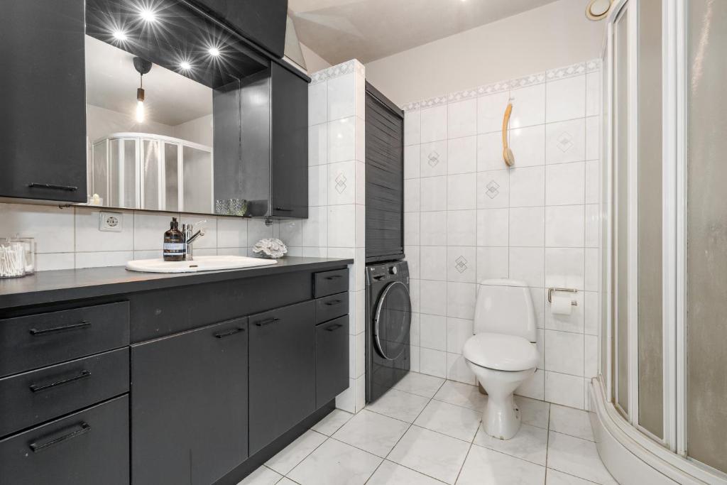 Spacious 2 story downtown apartment 8