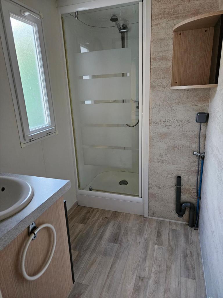 une salle de bain avec douche et lavabo dans l'établissement Mariusso, à Villeneuve-lès-Maguelone