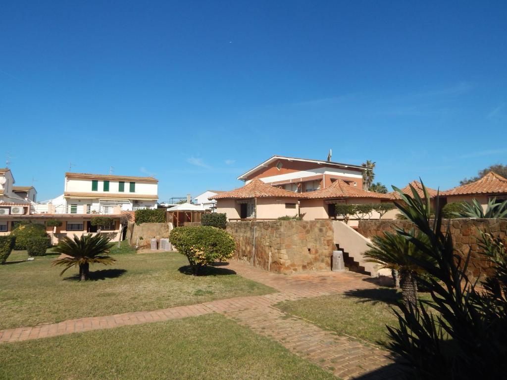 - une vue sur une cour avec des maisons et des arbres dans l'établissement Hotel Calypso, à Ardea