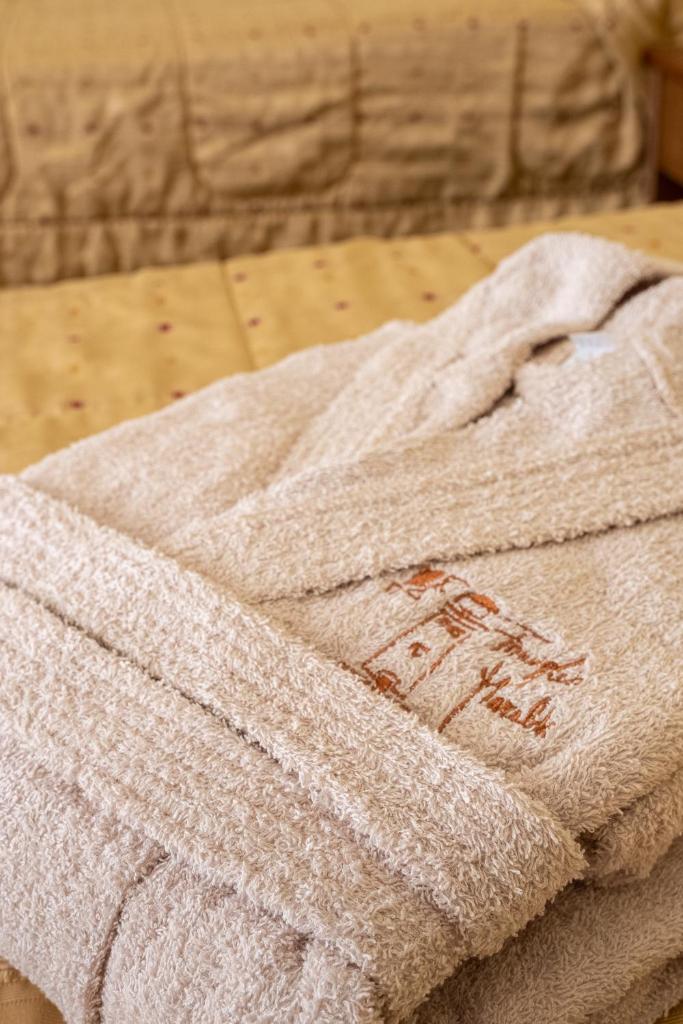 - une serviette blanche assise au-dessus d'une table dans l'établissement Hotel Pironi, à San Mauro a Mare