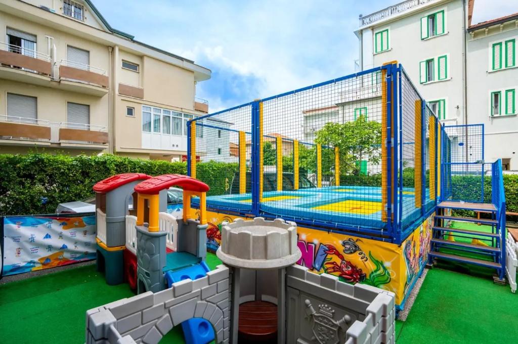 une aire de jeux en face d'un bâtiment dans l'établissement Hotel Maré - Valentini Family Village, à Bellaria-Igea Marina