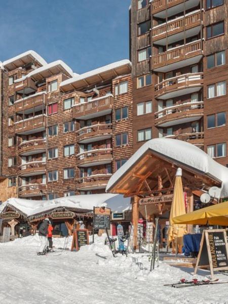 un grand bâtiment avec une station de ski dans la neige dans l'établissement Fontaines Blanches 320, à Avoriaz