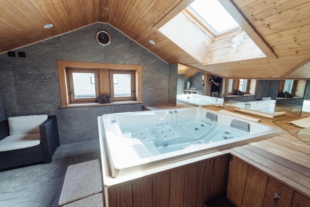 Cette chambre dispose d'une grande baignoire et d'un plafond en bois. dans l'établissement Bellevue, aux Gets 37 autres photos