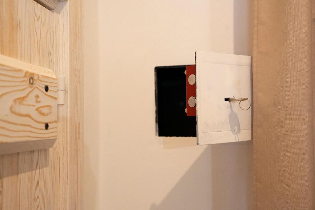 une porte avec un interrupteur sur un mur dans l'établissement IL Trullo Di Mamma Lucia-Luxury Villa, à Ostuni