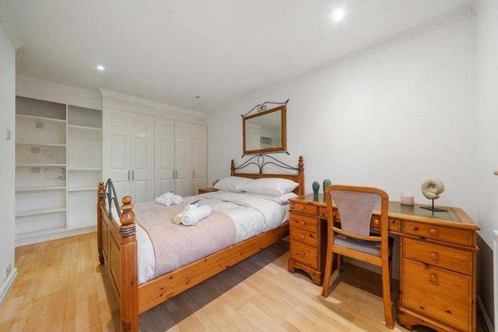 Three Bedroom House Near London Bridge 2