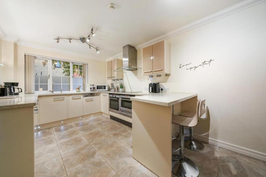 Three Bedroom House Near London Bridge 4