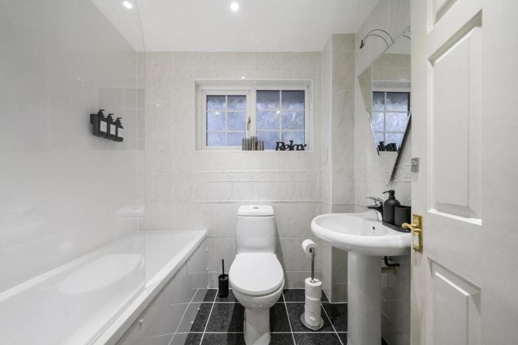Three Bedroom House Near London Bridge 8