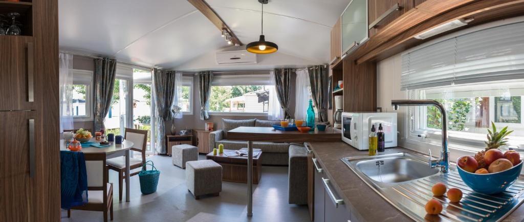 Il comprend une cuisine et un salon. dans l'établissement Camping Officiel Siblu Le Bois Dormant, à Saint-Jean-de-Monts