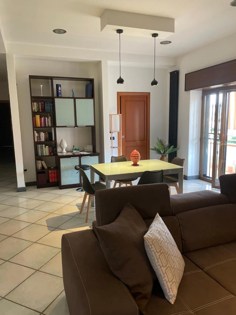 un salon avec un canapé et une table dans l'établissement Pompei Home & Green Luxury Apartment, à Boscoreale