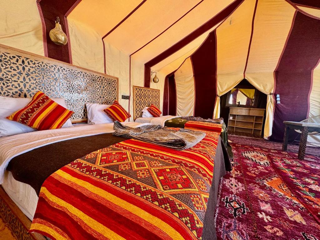 une chambre avec deux lits dans une tente dans l'établissement Riad Ksar Merzouga, à Merzouga 37 autres photos