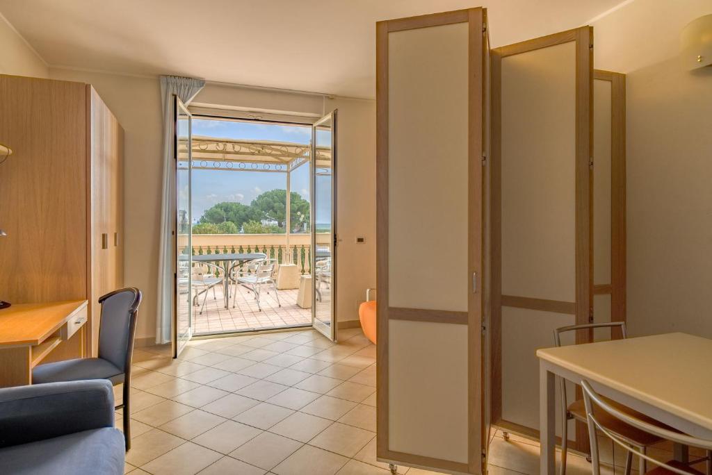 une cuisine et une salle à manger avec vue sur un balcon dans l'établissement Residenza al Porto, à Spotorno