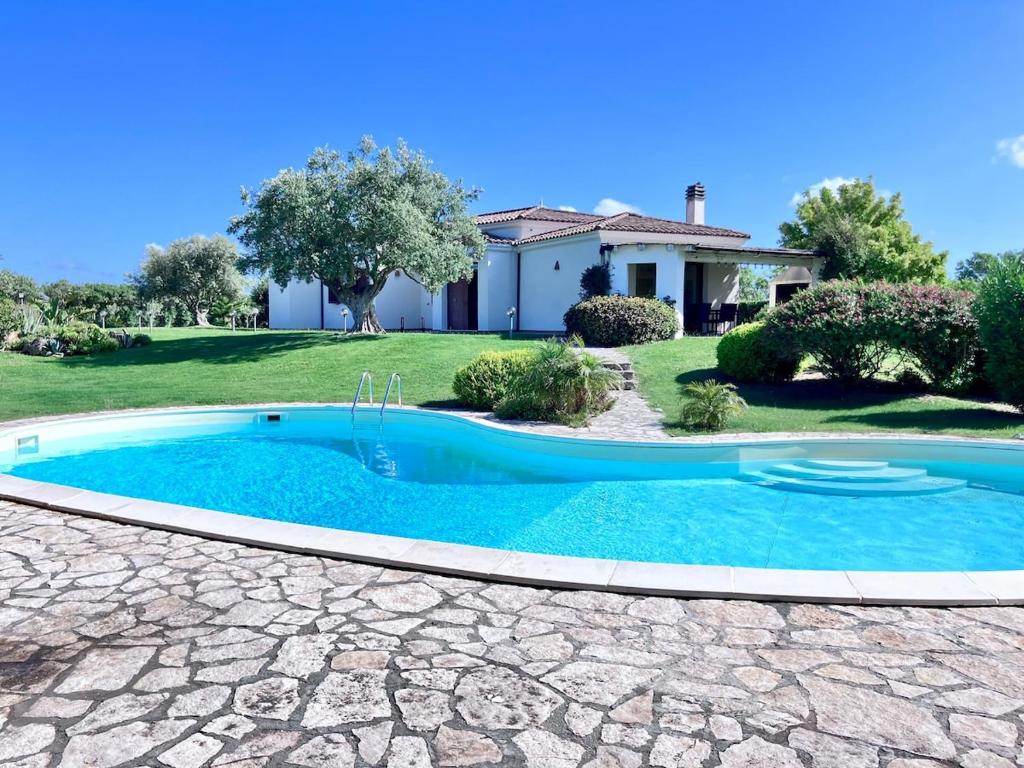 une piscine dans la cour d'une maison dans l'établissement Villa esclusiva con piscina privata e vista mare, à San Michele