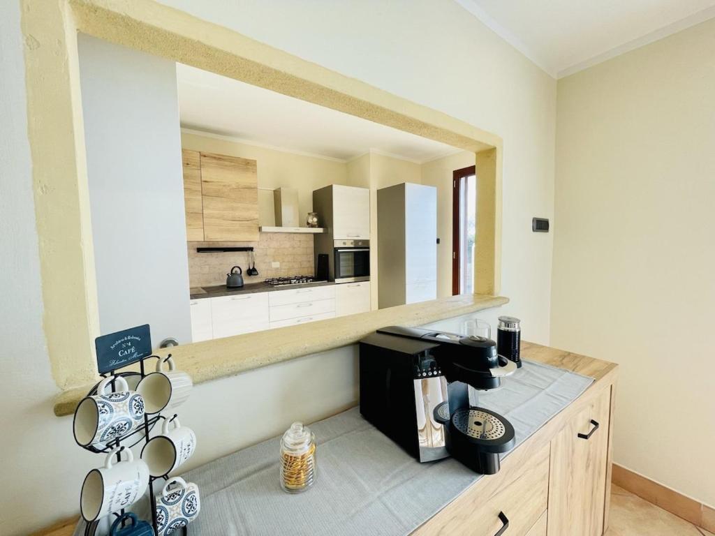 - une cuisine avec un comptoir et un grand miroir dans l'établissement Villa esclusiva con piscina privata e vista mare, à San Michele