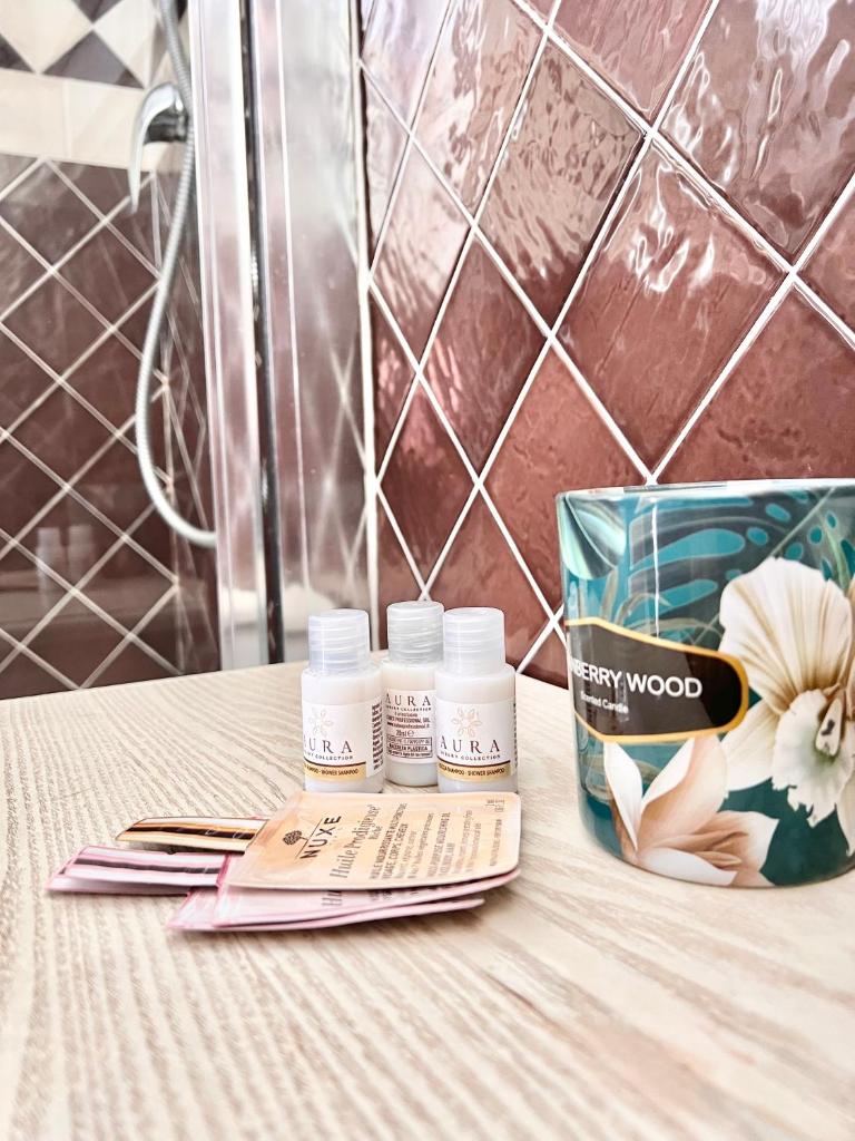 un groupe de trois bouteilles de crème solaire assises sur une table dans l'établissement Villa Etienne - Key to Villas, à Valledoria