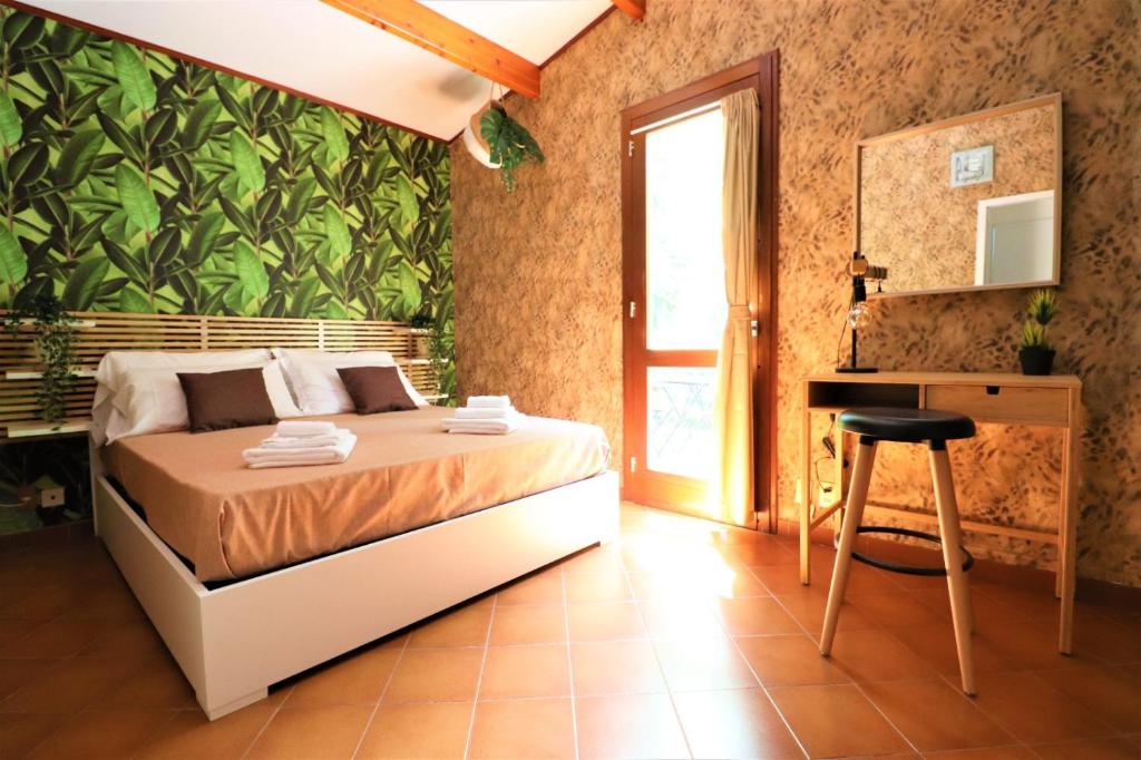 - une chambre avec un lit et un bureau avec un miroir dans l'établissement Villa privata con piscina e biliardo, à Sorrente