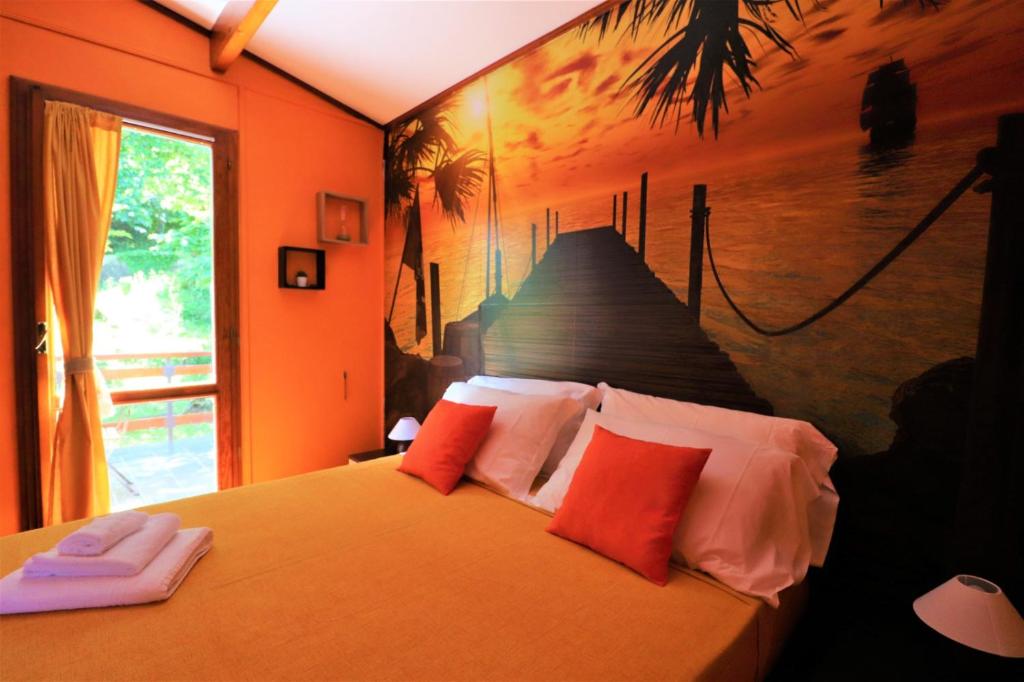 une chambre avec un lit avec un tableau sur le mur dans l'établissement Villa privata con piscina e biliardo, à Sorrente 91 autres photos