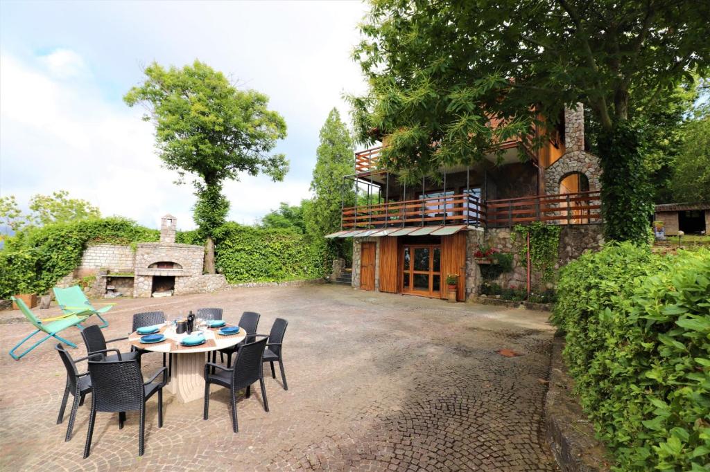 une table et des chaises dans la cour d'une maison dans l'établissement Villa privata con piscina e biliardo, à Sorrente