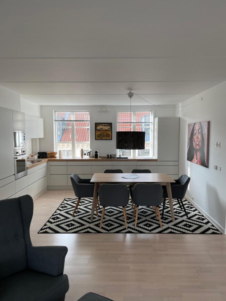 CITY LUX APARTM, 2 FULL BATHROOMs, 2tv 5
