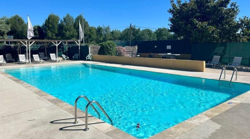 une grande piscine avec de l'eau bleue dans l'établissement Mariusso, à Villeneuve-lès-Maguelone