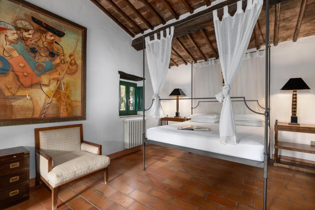 une chambre avec un lit et un tableau au mur dans l'établissement Villa Rosano, à Greve in Chianti 18 autres photos