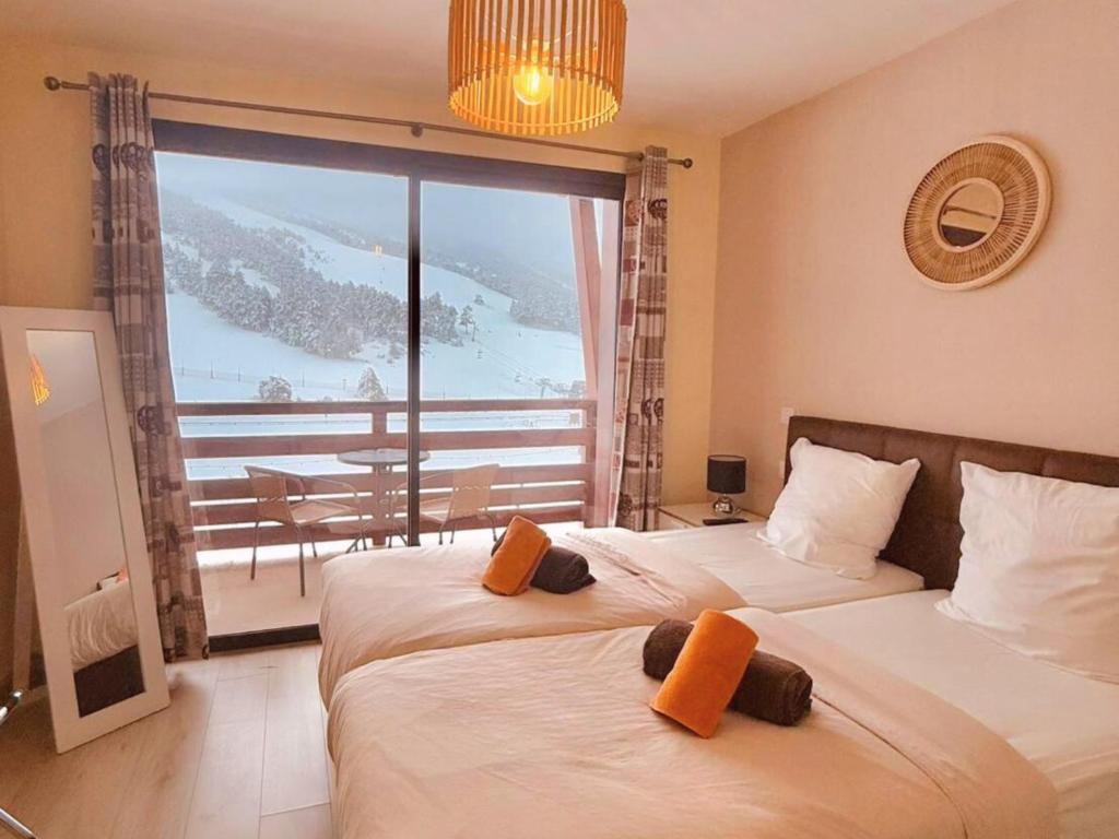 - une chambre avec 2 lits et une grande fenêtre avec vue dans l'établissement Auberge Alpina, à Gréolières
