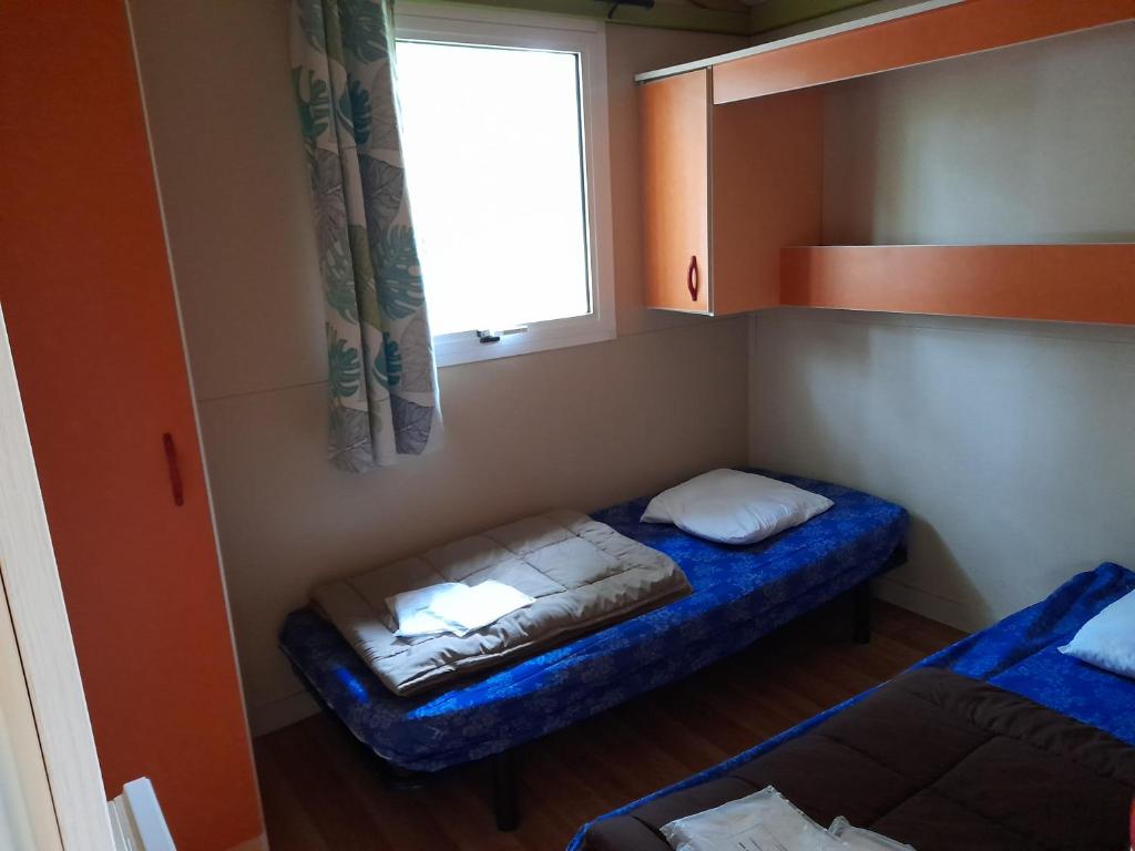 une petite pièce avec un lit et une fenêtre dans l'établissement Les 5 Étangs, à Brinon-sur-Sauldre 11 autres photos