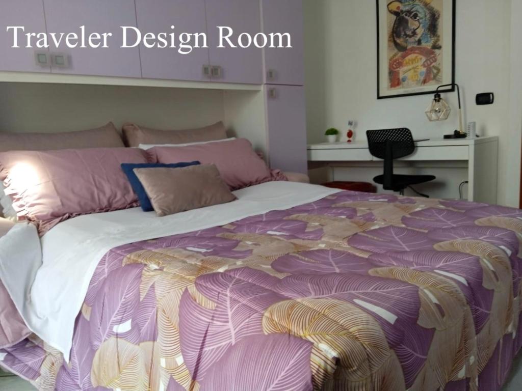 une chambre avec un grand lit avec une couverture violette dans l'établissement Pompei Home & Green Luxury Apartment, à Boscoreale