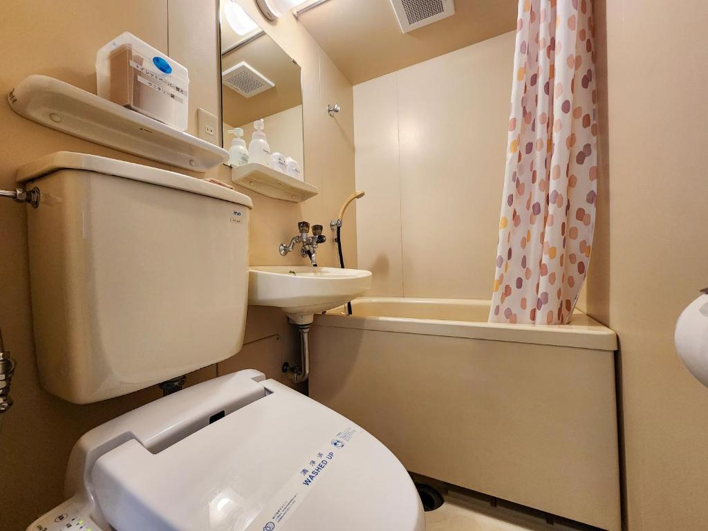 une petite salle de bain avec toilettes et lavabo dans l'établissement Iwanai Kogen Hotel, à Iwanai