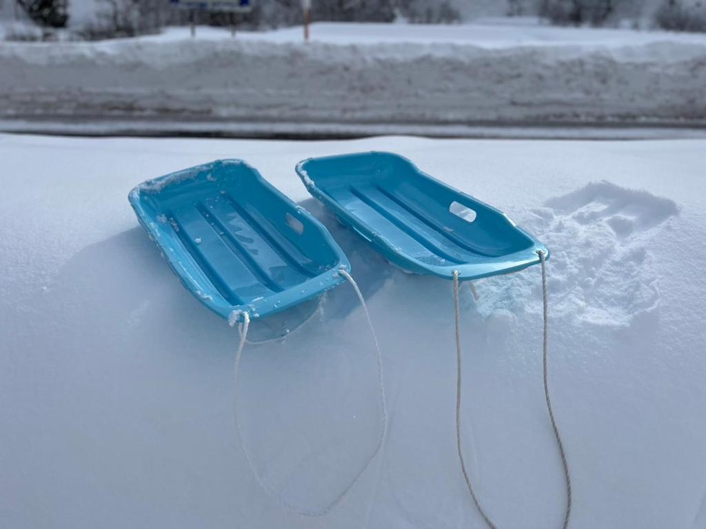 une paire de lunettes bleues assises dans la neige dans l'établissement 鬼無里の湯 ホテル&コテージ, à Nagano 57 autres photos