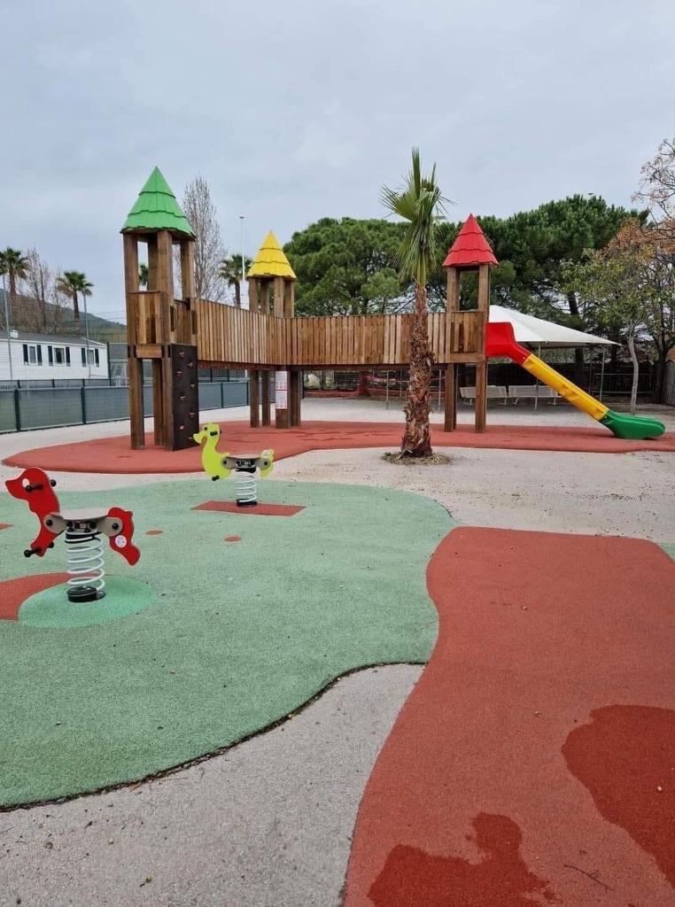 - une aire de jeux avec une aire de jeux dans l'établissement Camping les Salins de la Gardiole, à Vic-la-Gardiole 6 autres photos