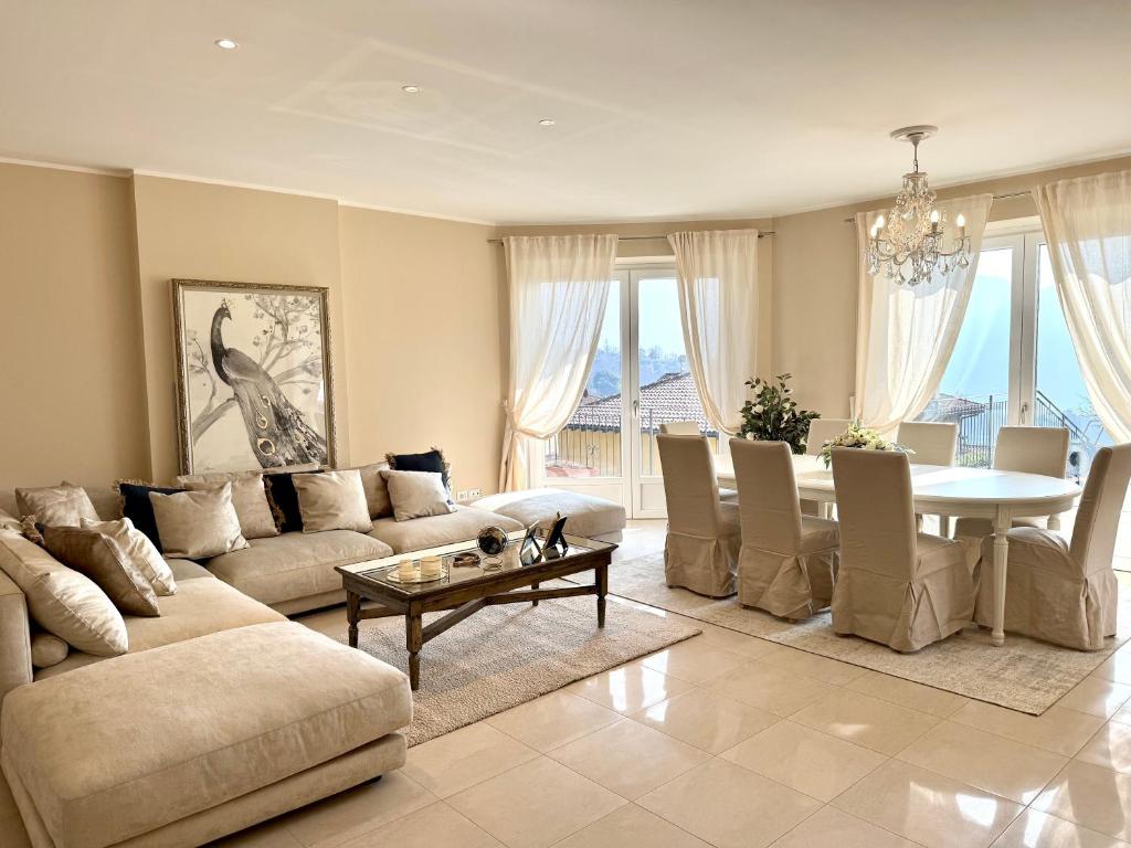 un salon avec une table et une salle à manger dans l'établissement Villa Charme, à Tremezzo