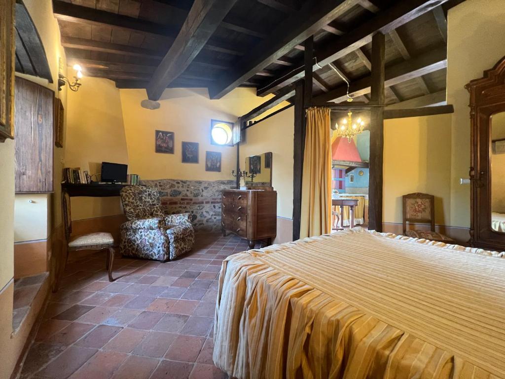 une chambre avec un lit, un bureau et une chaise dans l'établissement Podere Beatrice 20 Pax by VILLASRETREATS, à Bardine di San Terenzo Monti