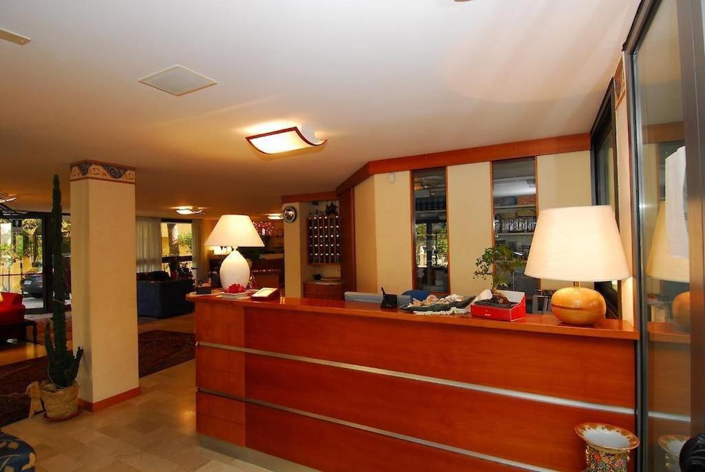 un hall de l'hôtel avec un comptoir en espèces dans l'établissement Hotel Ambasciata, à Cesenatico